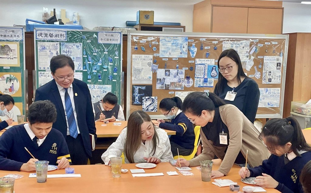 罗淑佩亲身体验国家级非遗技艺广彩制作。罗淑佩fb