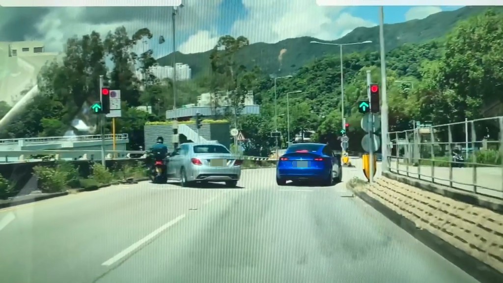 私家車撞到剛巧駛至的一輛電單車。 私家車撞到剛巧駛至的一輛電單車。
