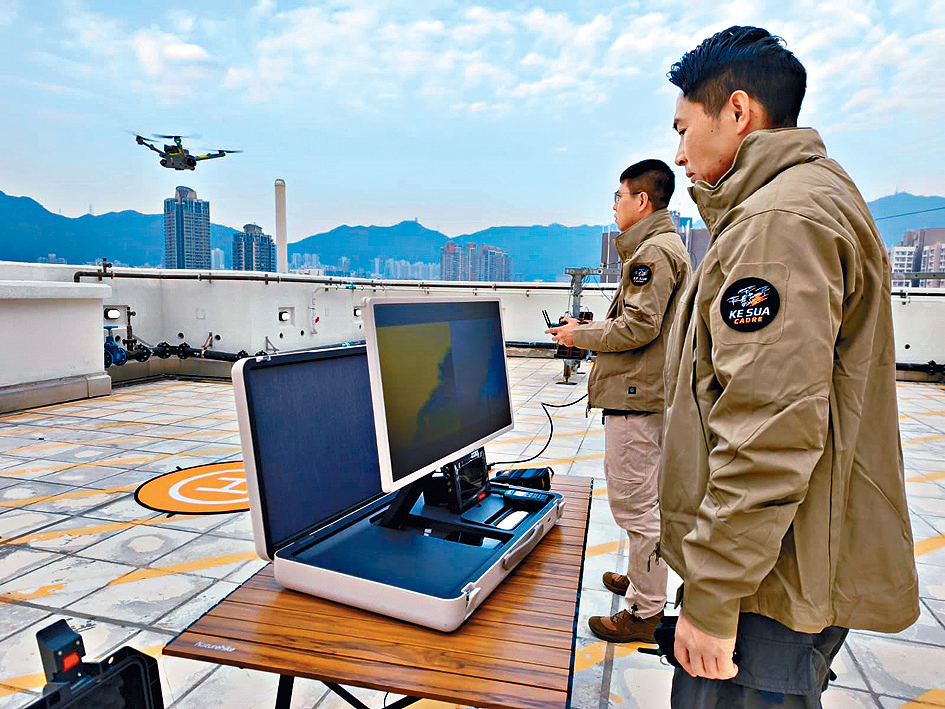 警方在秀茂坪警區啟德一帶展開第二階段「市區高空巡邏」計劃，行動中拘捕4名男子。