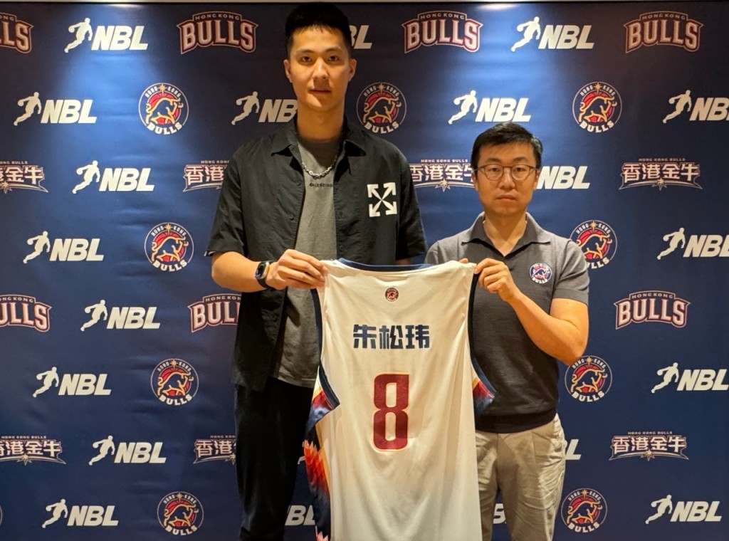 内地星级球员朱松玮（左）加盟香港金牛，获班主钱涛颁赠球衣。 公关图片