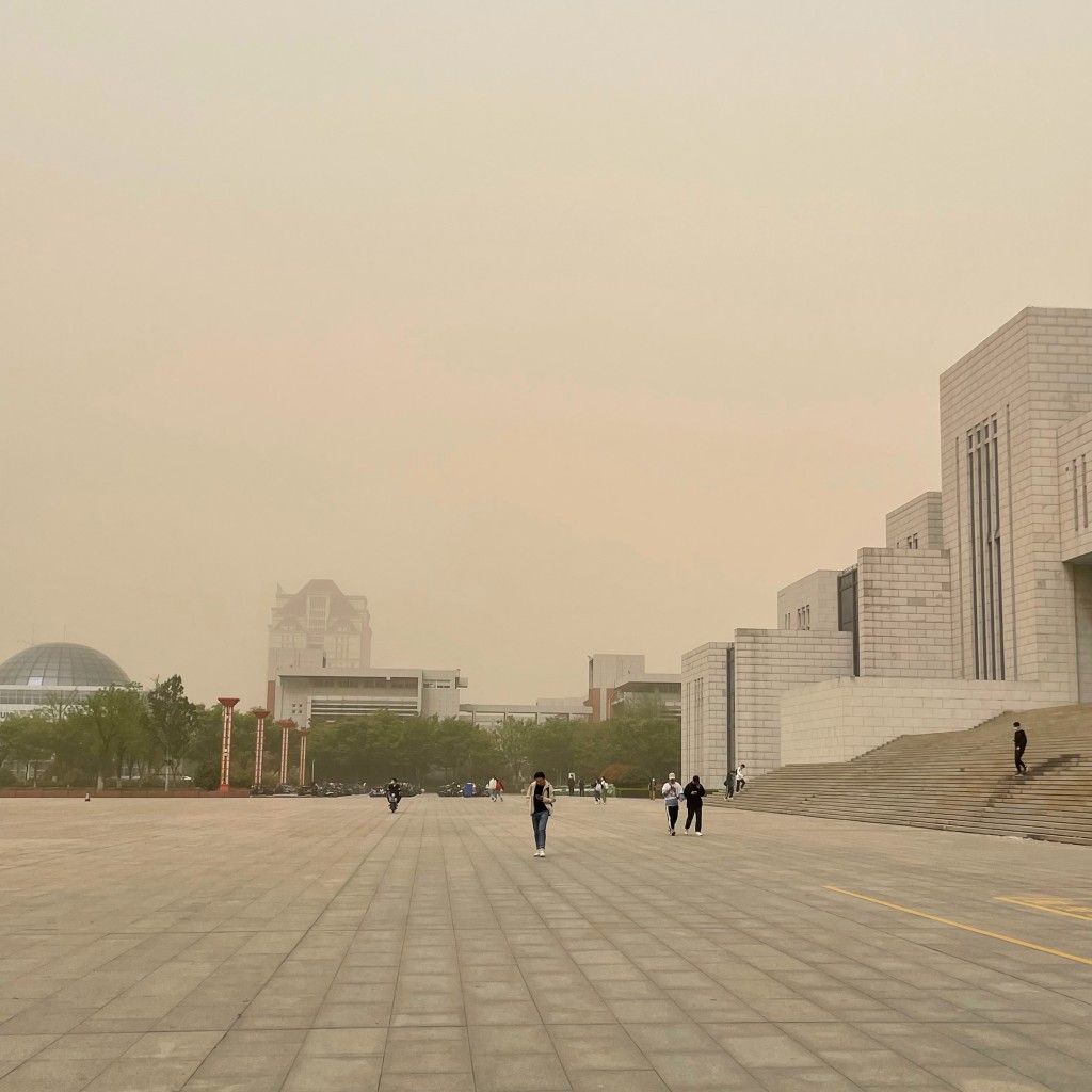 北京遭遇沙塵天氣，大風黃色和沙塵暴黃色預警下，大部地區最小能見度低。 微博圖