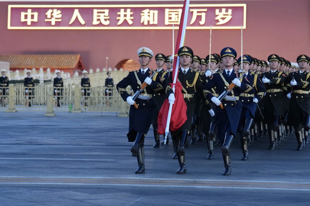 大批民眾在北京天安門廣場觀看元旦升旗。新華社