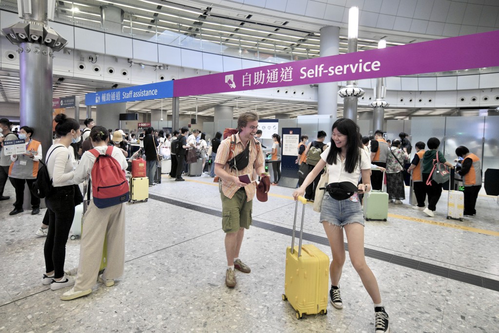 大批旅客到西九高铁站乘坐高铁返回内地。陈浩元摄