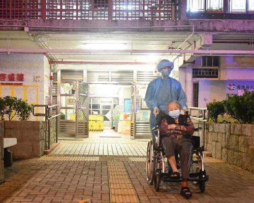 啟業邨啟業護理安老院陸續有院友撤離。