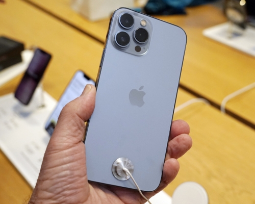 蘋果多家內地供應商因限電停產，恐影響iPhone 13出貨。AP圖