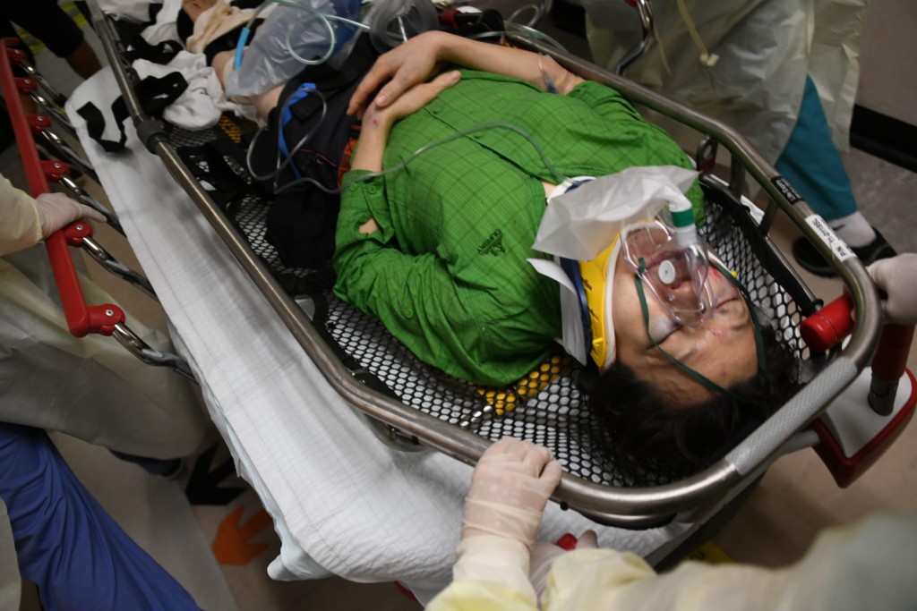 女傷者由直升機送院。