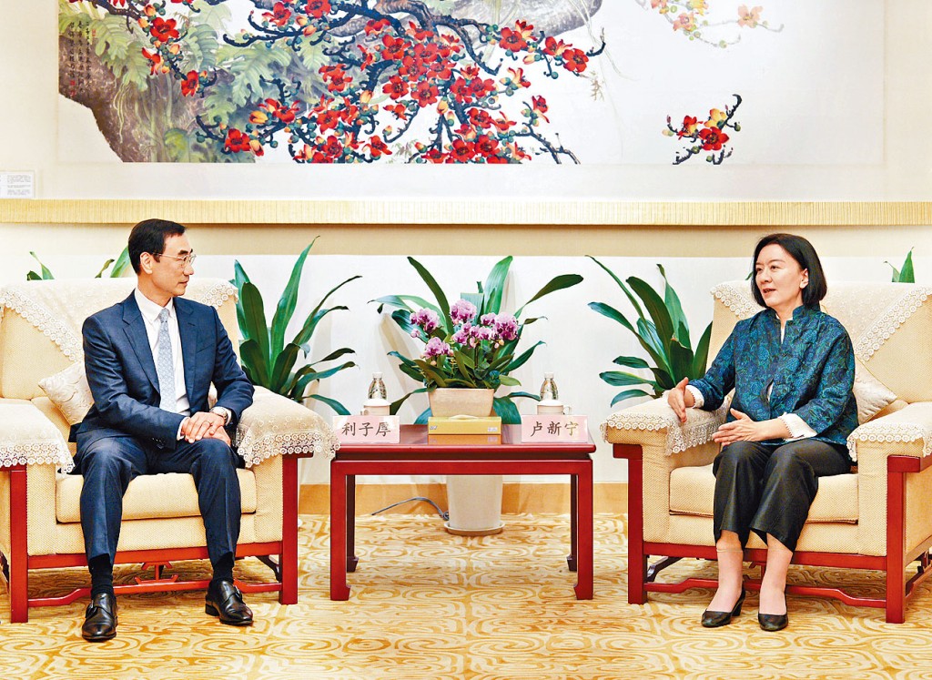 中聯辦副主任盧新寧（右）與利子厚交流。