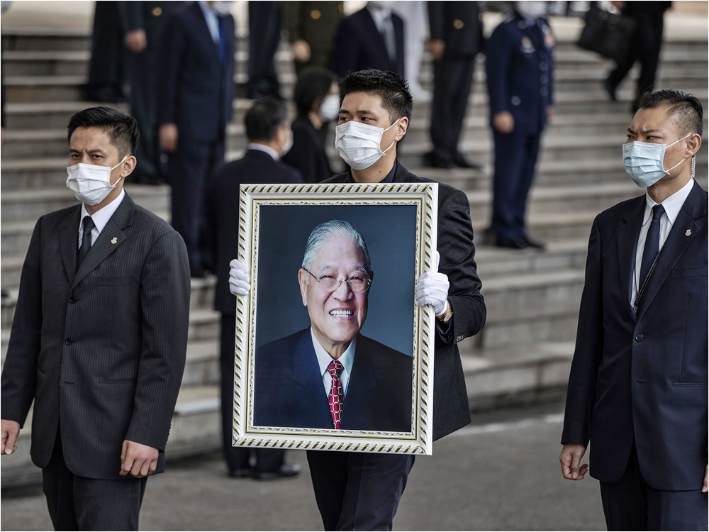 家屬手持李登輝遺照。AP圖片