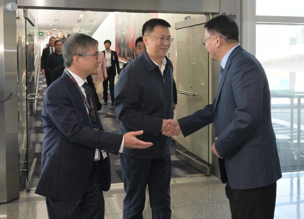 政務司司長陳國基（右）在香港國際機場迎接代表團團長、中國載人航天工程辦公室副主任林西強（中）。