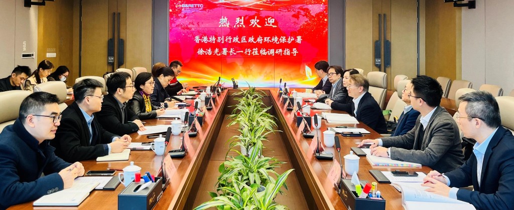 徐浩光（右四）到訪深圳一帶一路環境技術交流與轉移中心進行交流。政府新聞處