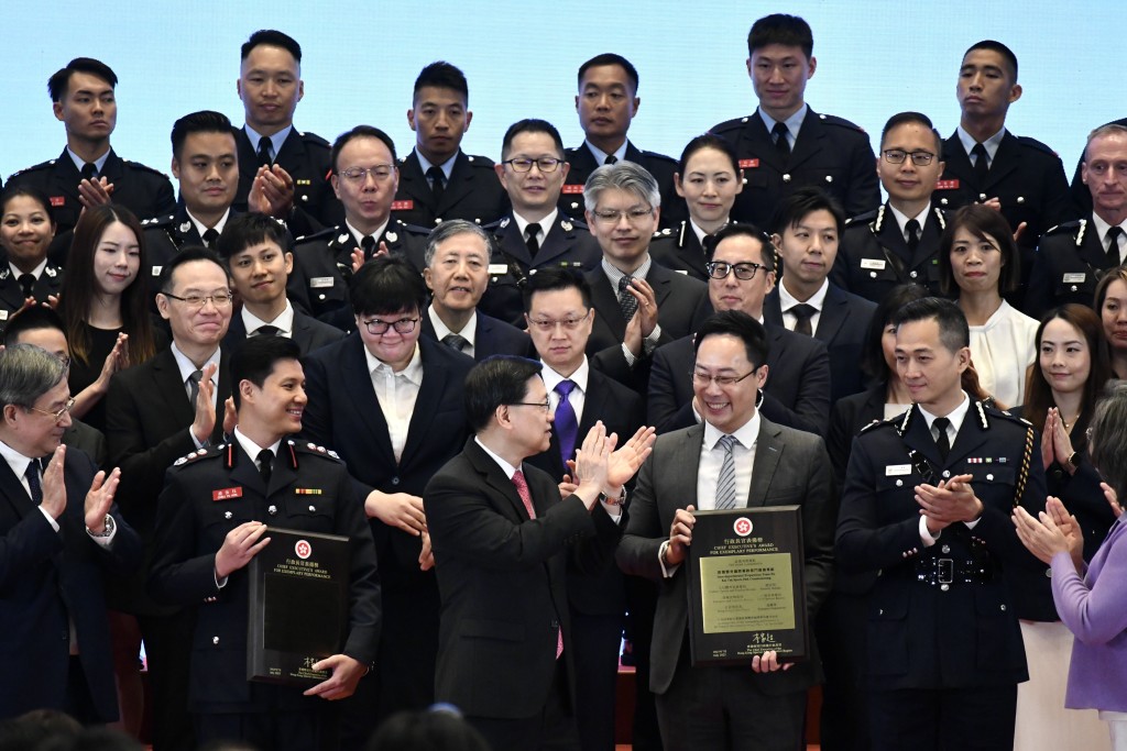 行政長官李家超(前排中)表揚赴緬甸地震災區救援的特區救援隊。 行政長官李家超(前排中)表揚赴緬甸地震災區救援的特區救援隊。