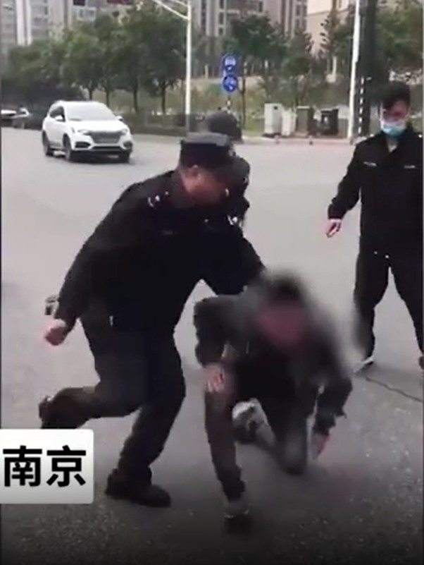 3名城管涉嫌在街上毆打商販被解聘。影片截圖