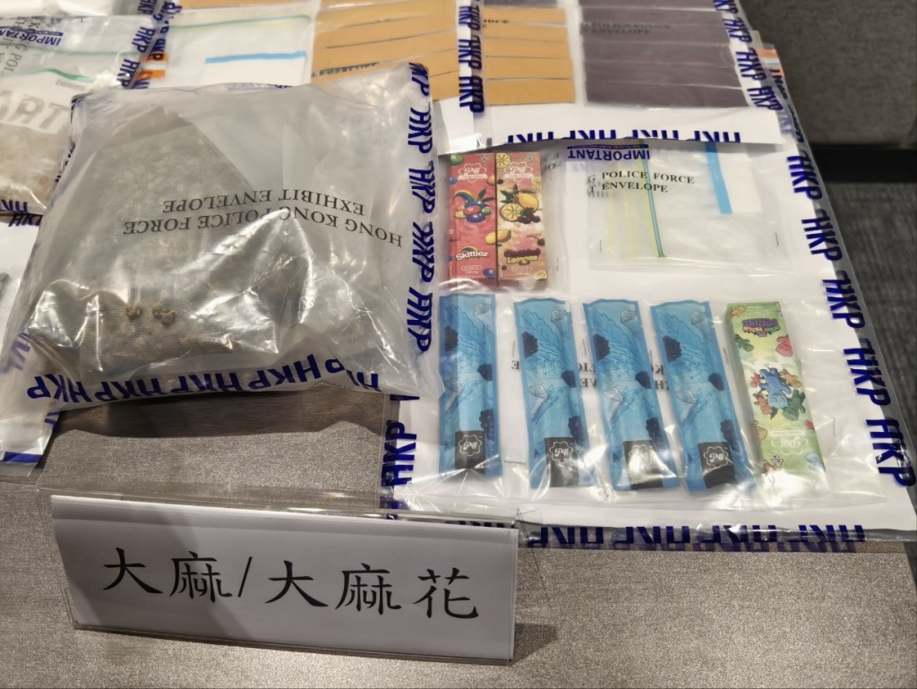 警方展示涉案毒品，包括大麻花。