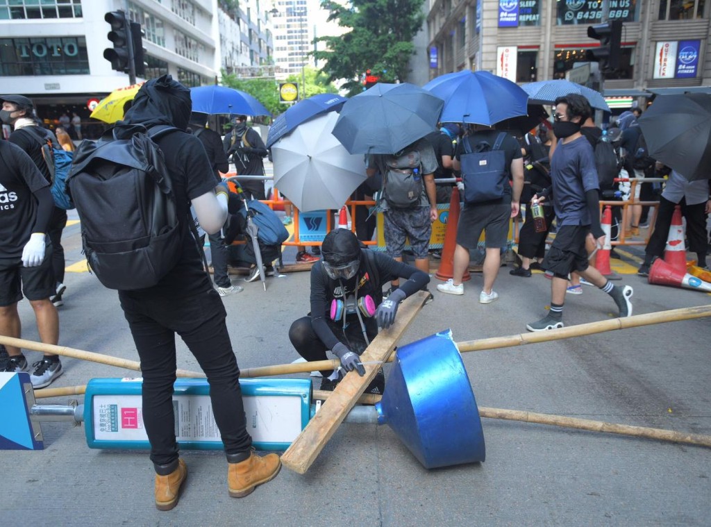 有人在分域街駱克道交界設置路障。