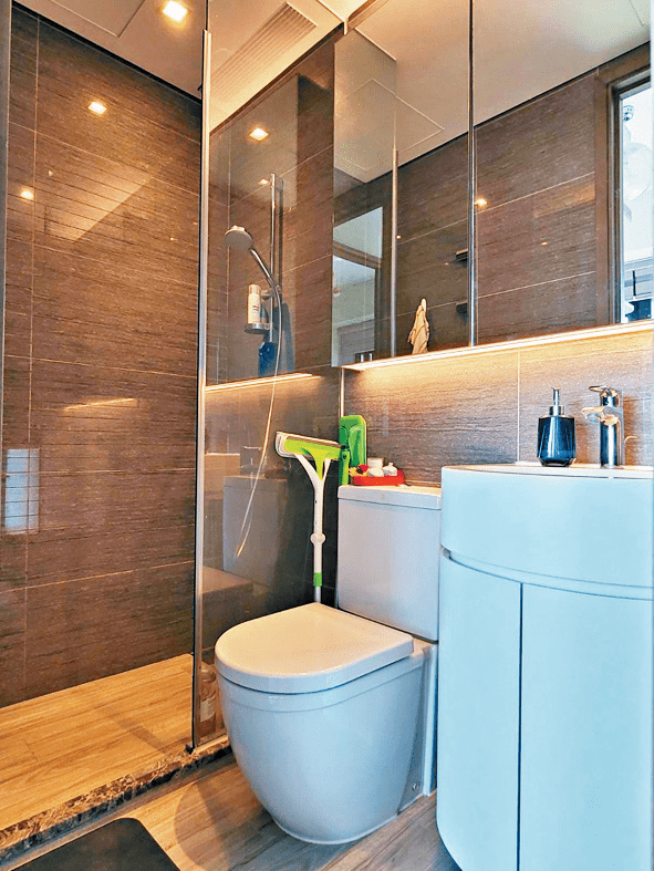 浴室内栊企理，镜柜宽阔可收纳不少卫浴用品。