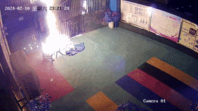 幼稚园闸门旁的一个杂物架被顽童点爆起火。