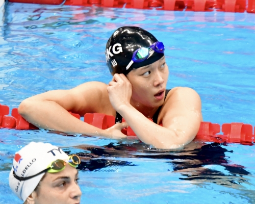歐鎧淳在女子一百米背泳以1分01秒07完賽。 記者梁柏琛東京直擊