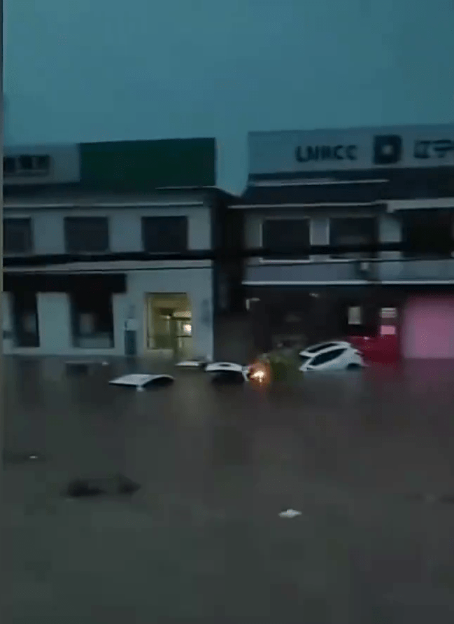 遼寧葫蘆島市暴雨成災，汽車被洪水沖走。