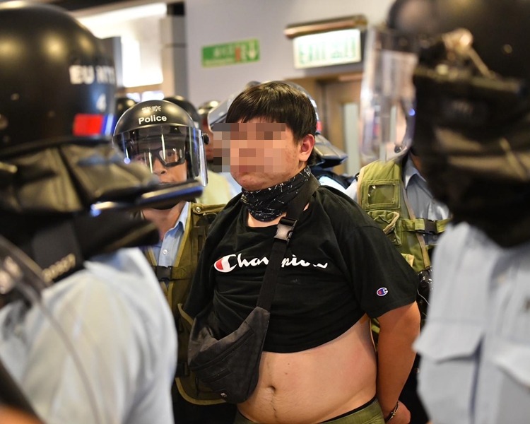 一人被押上警車。