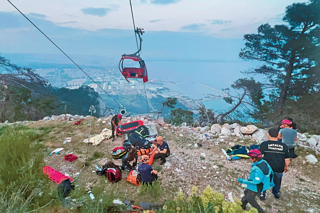 土耳其缆车意外发生后，救援人员到场协助乘客。
