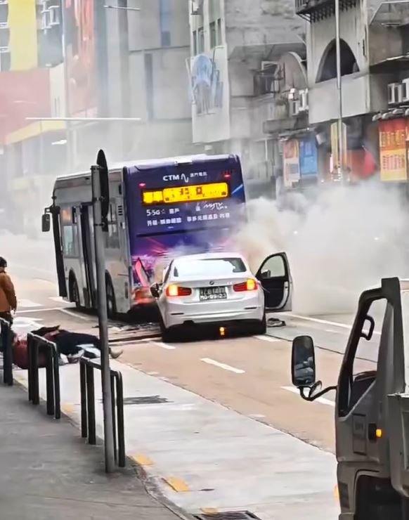 私家車起火不斷冒煙。網上影片截圖