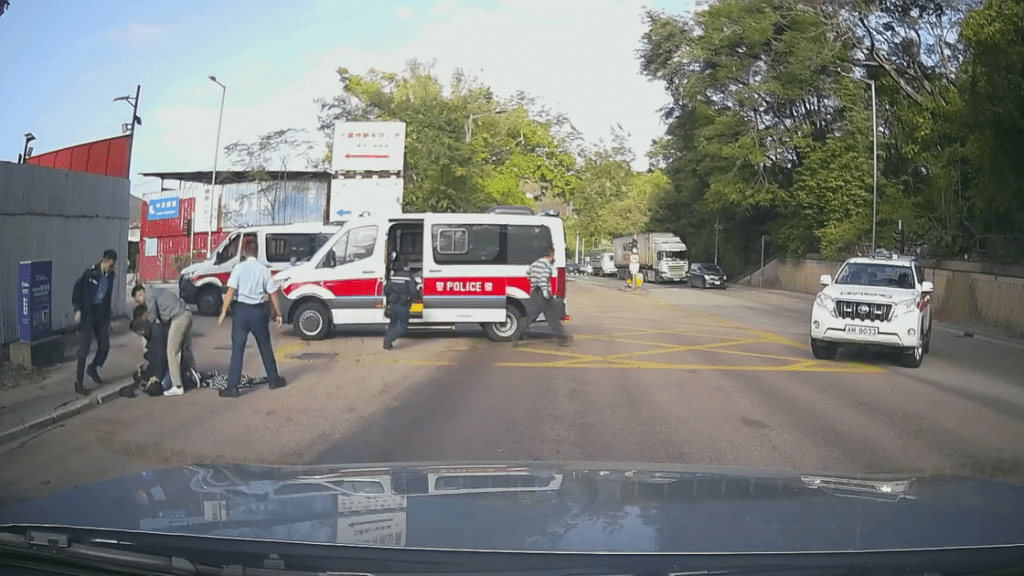 大批警員則上前將落單乘客按地制服。