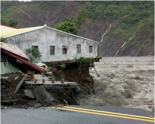 高雄桃源區有民宅地基遭暴漲溪水掏空而倒塌。網圖