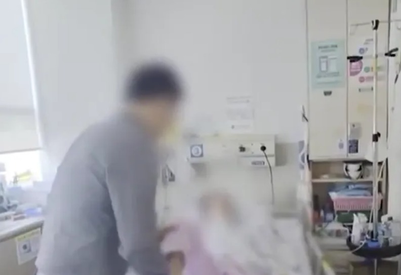 家屬照顧不幸成為植物人的女子。翻攝自X @Younglee88