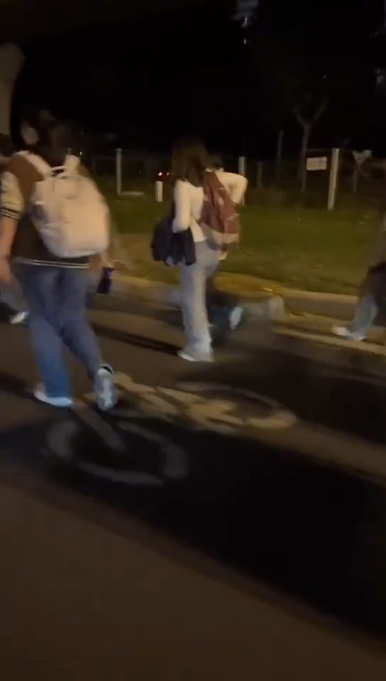 当局封闭自行车径，郑州学生徒步上开封。