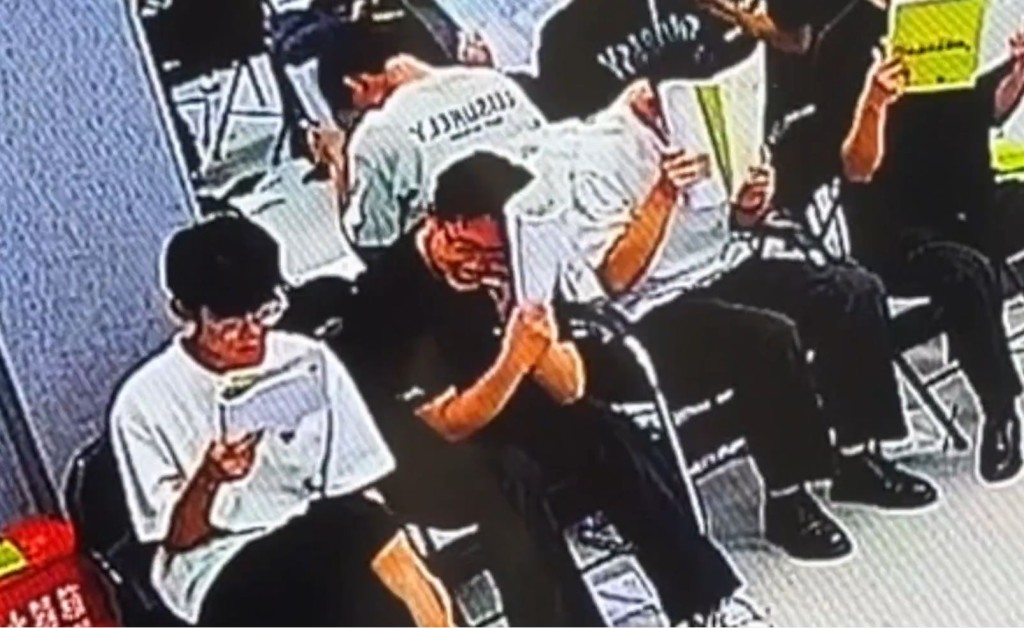 新疆高校学生堂上“钓鱼”，失控前仆铲地画面，笑爆全网。抖音