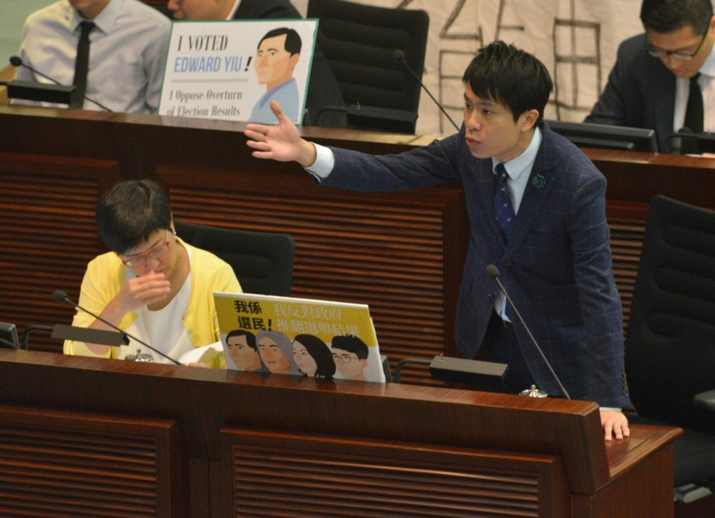 民主派議員多番要求交代4人過去的投票紀錄是否有效等問題。