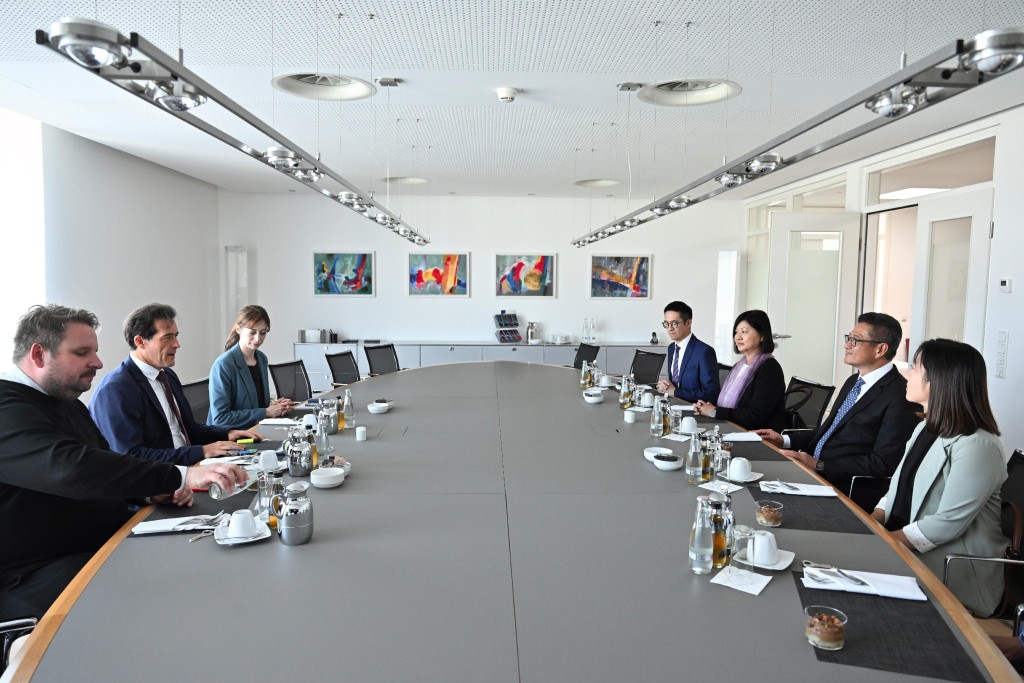 陳茂波(右2)與德國工商總會外貿總裁Volker Treier博士(左2)及其他代表共進午餐。政府新聞處