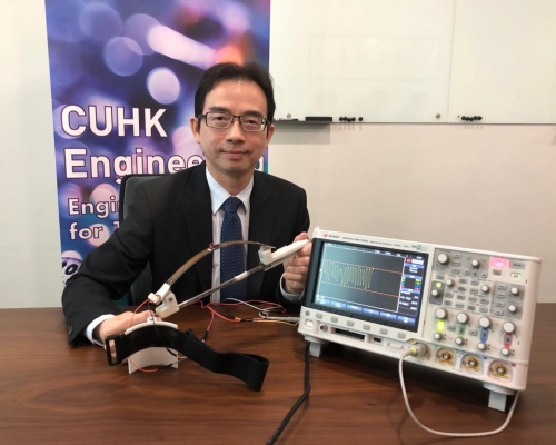 廖維新於研究上,採用「壓電纖維」這種智能材料。