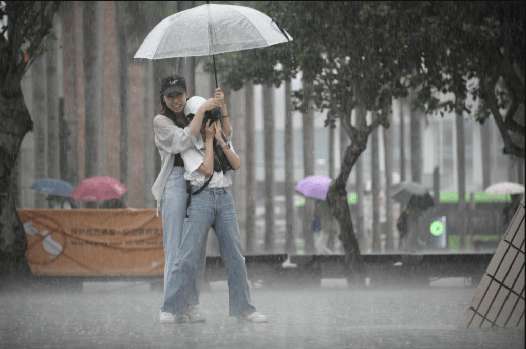 黃色黃雨警告信號正生效。