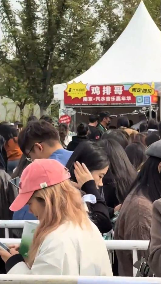 江西景德鎮網紅「雞排哥」開啟全國巡迴炸雞。微博