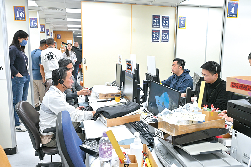 傷亡查詢組人員盡全力協助受影響市民。