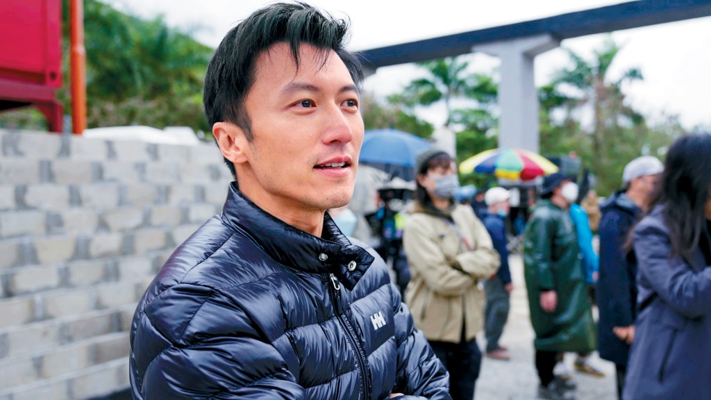 霆鋒說到演過的危險場面時,露出淡定的表情。