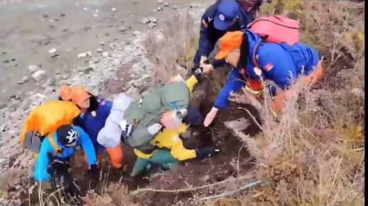 青海當局經72小時搜索，救出251名因天氣受困的徒步者。青海消防