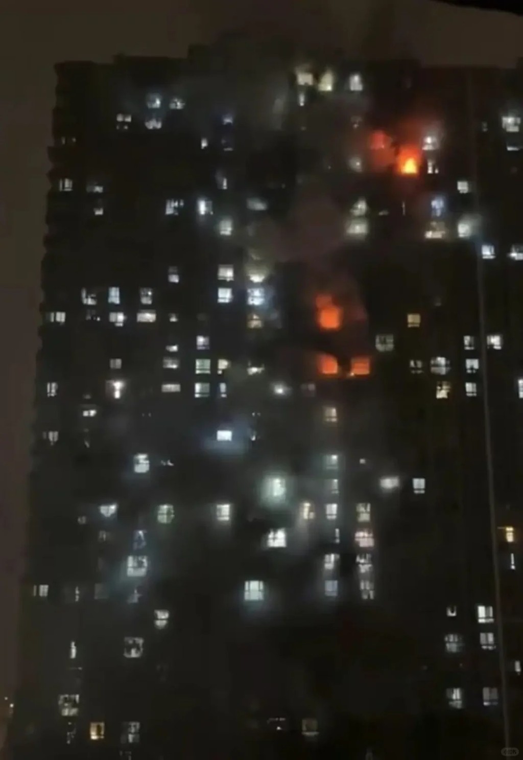 南京一幢34层屋苑23日凌晨发生大火，导致15人死亡。小红书
