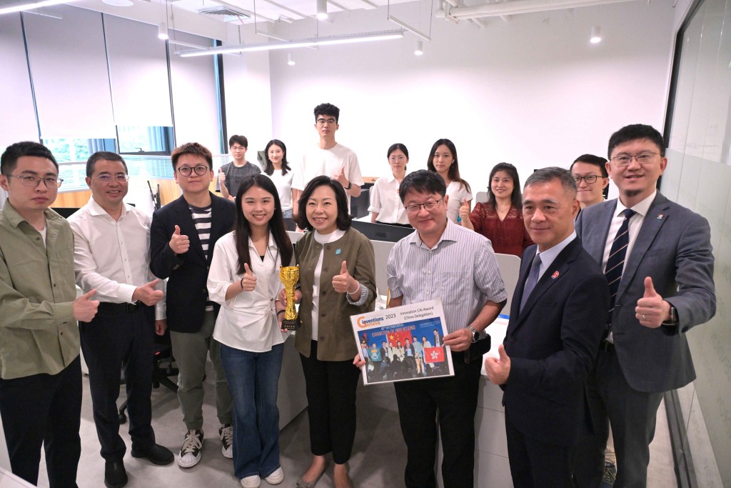 麥美娟(前排右四)與香港大學青年科創學院代表合照。 麥美娟(前排右四)與香港大學青年科創學院代表合照。