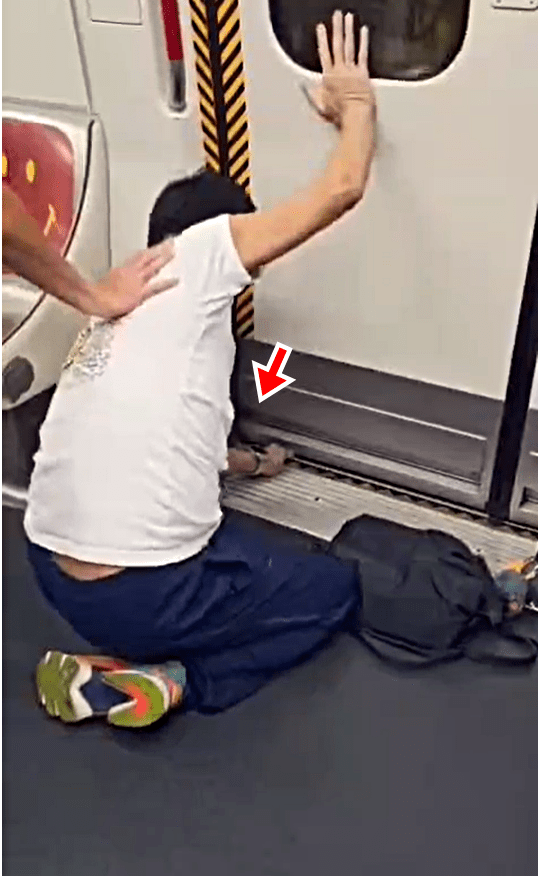 男子不斷拍打車門大叫:「唔該開門」。網上片段截圖