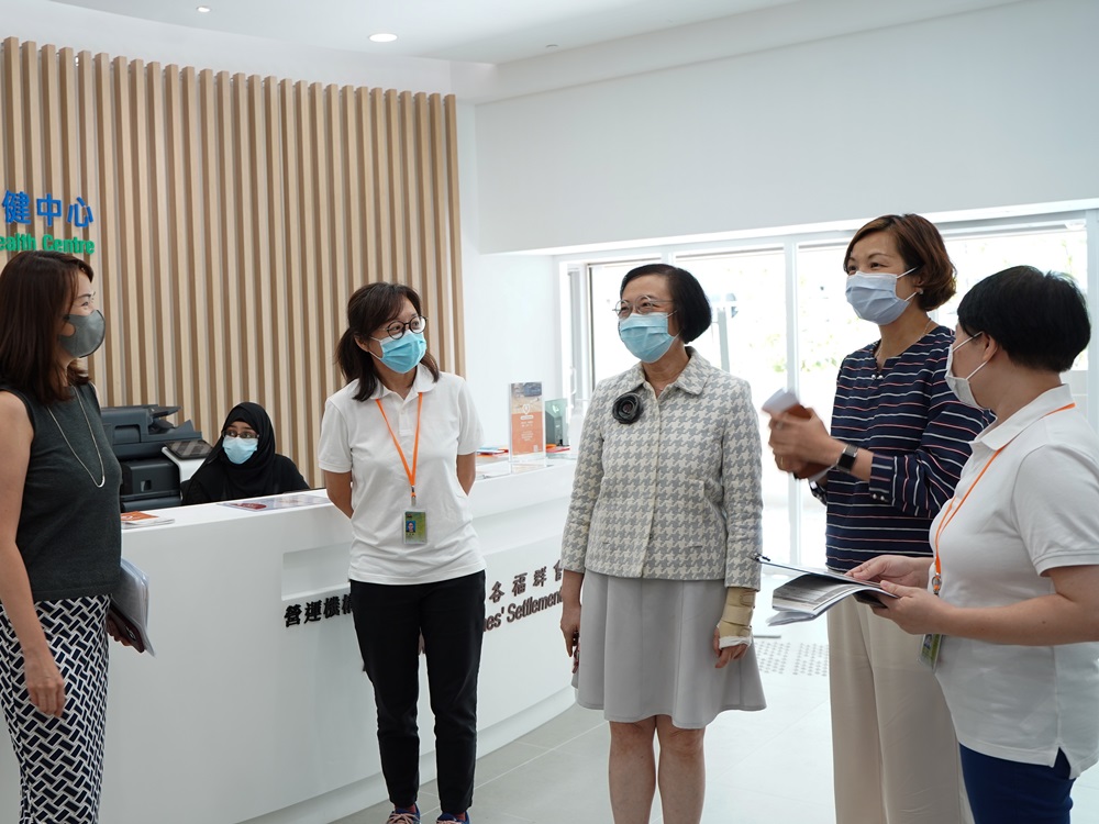 食物及衞生局局長陳肇始今日下午視察深水埗地區康健中心。