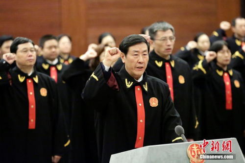 沈德咏曾身穿法官制服带领最高法院法官宣誓。