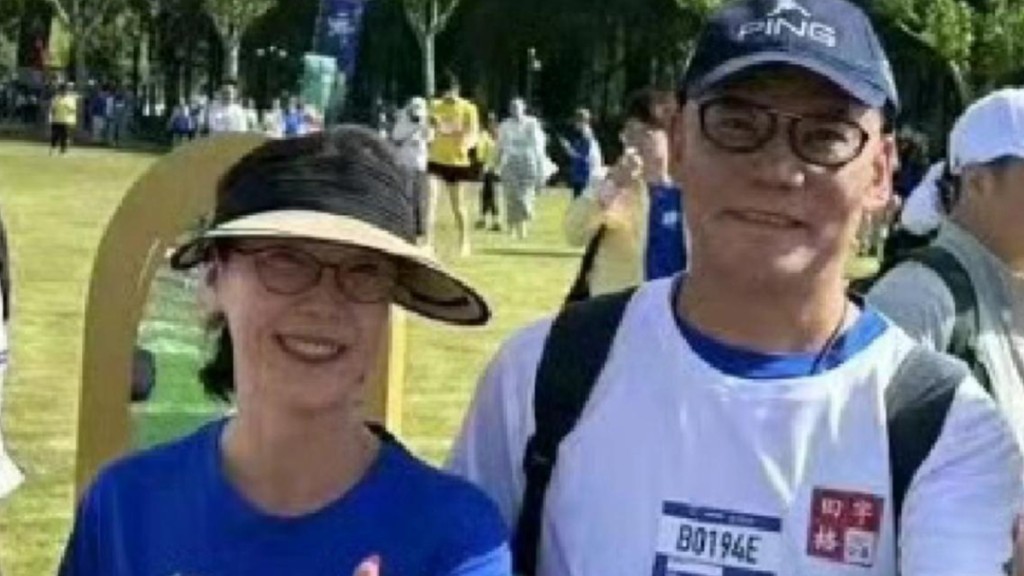 創始人李國慶(右)傳與北大校友張丹紅再婚。微博