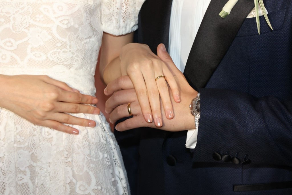 一对新人亦大晒婚戒，不过只是简单设计的金戒指，显得好传统。