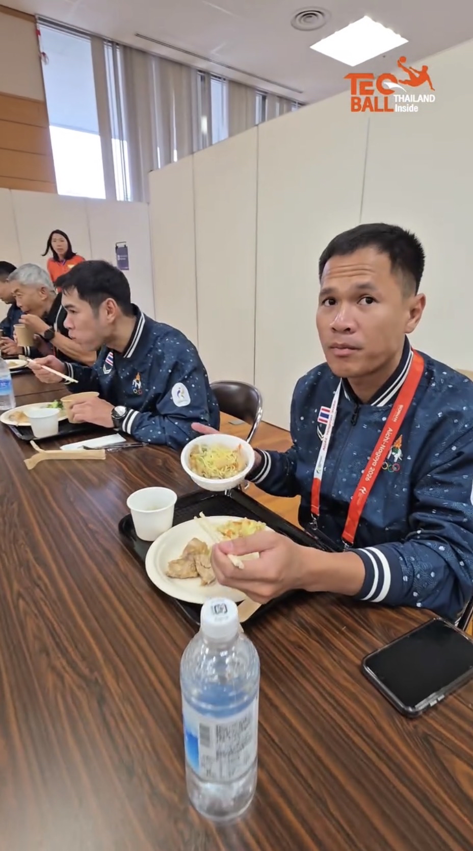 有人多拿一碗麵，對運動員來說恐怕也是不夠。 fb / Teqball Thailand Inside