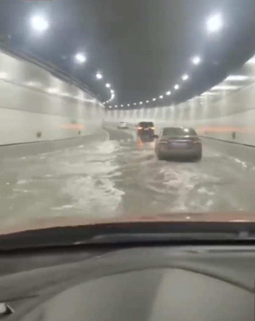 大连海底隧道漏水，车辆涉水而行。