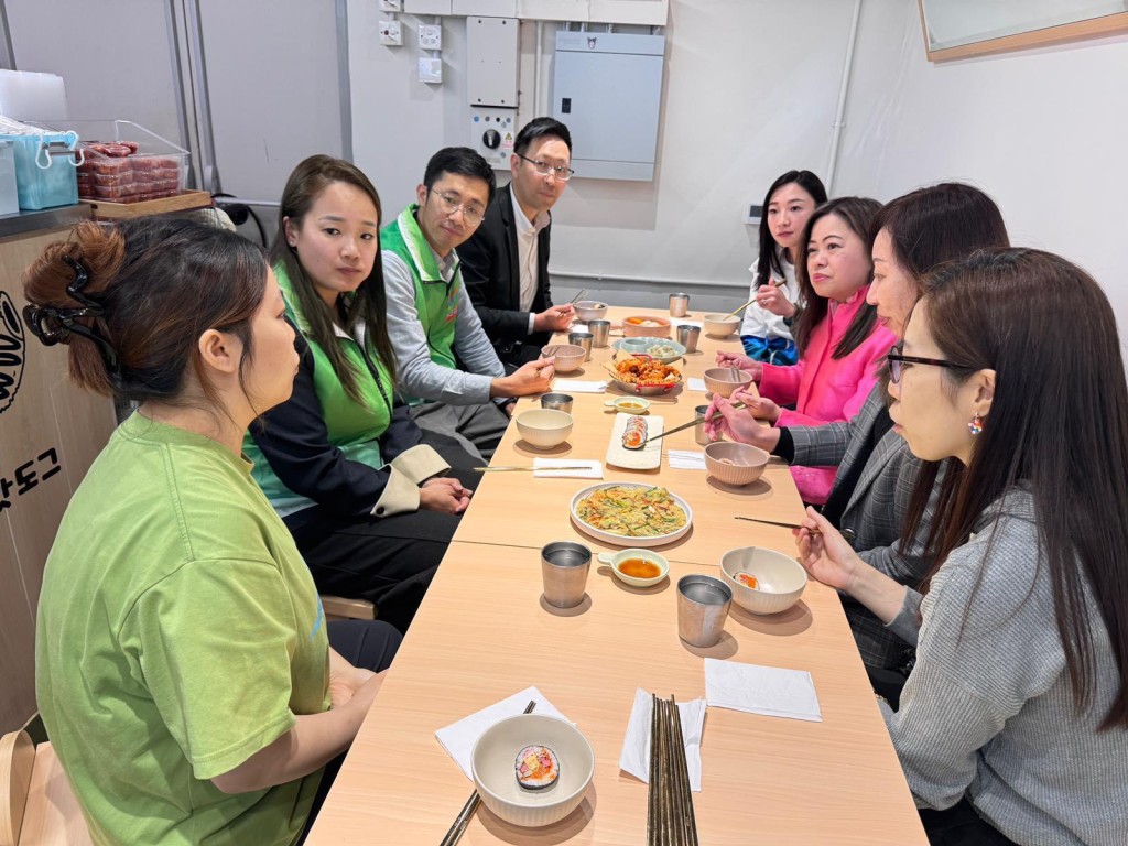 羅淑佩一行人到訪邨內商場的韓式食店「姐姐小食」。羅淑佩FB 羅淑佩一行人到訪邨內商場的韓式食店「姐姐小食」。羅淑佩FB