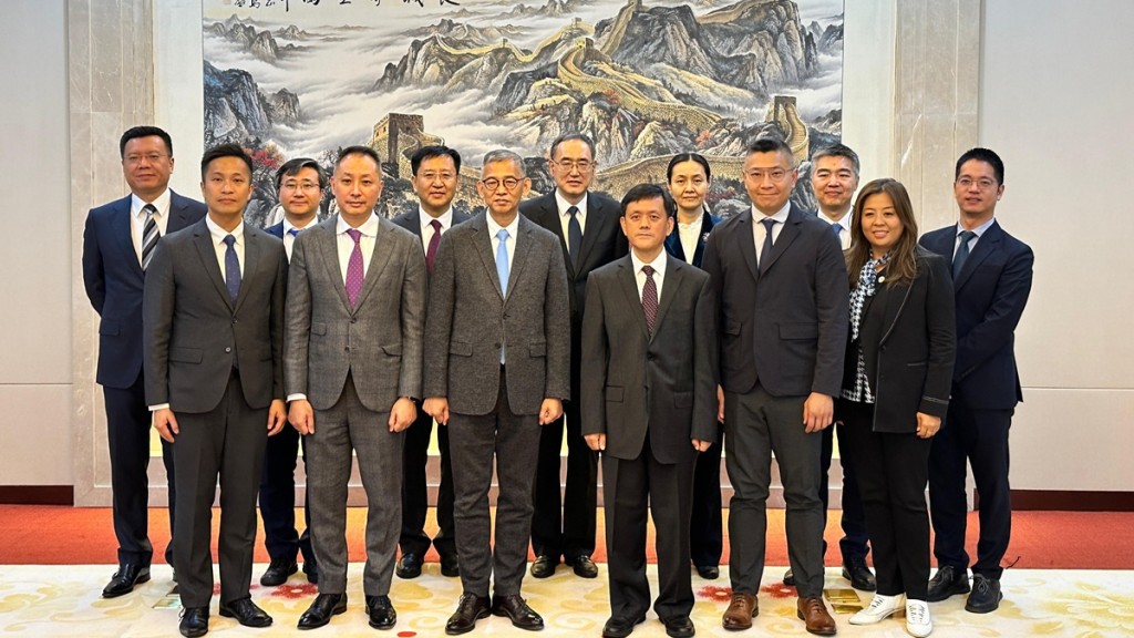 廉政專員胡英明(前排左三)與遼寧省監察委員會劉奇凡書記(前排右三)會面,交流兩地最新反貪工作。廉政公署圖片