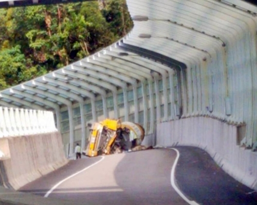 田螺車翻側,車頭損毀嚴重。fb小心駕駛,安全車速,溫馨提示Wing Chan圖片
